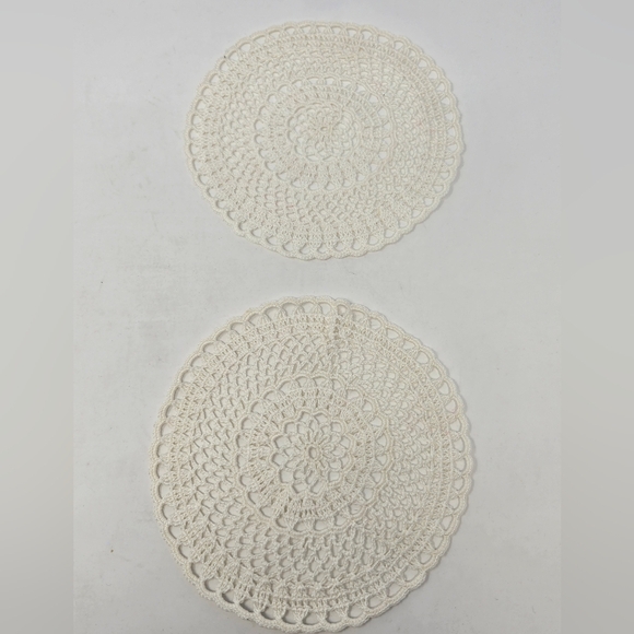 VINTAGE HANDMADE ROUND LACE DOILIES RED WHITE & BLUE KITCHEN LINENS DECOR LOT 7 - Picture 3 of 9